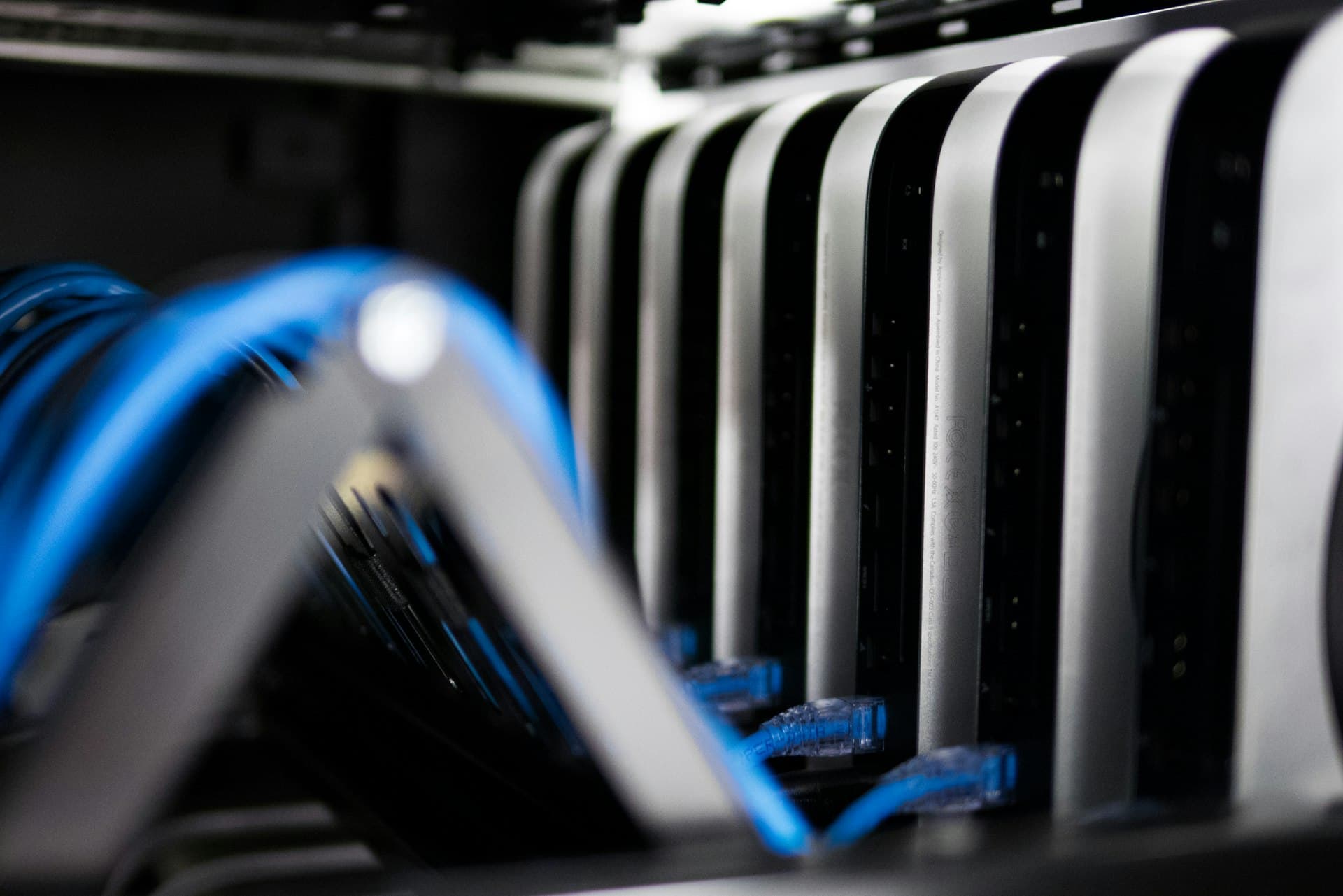 Cabos de rede conectados a um rack de servidores